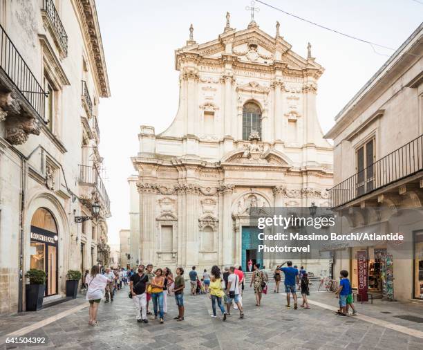 people in the pedestrian area near the chiesa (church) di sant'irene - lecce foto e immagini stock