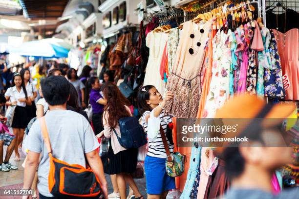 fashion winkelen thaise vrouwen op victory monument - gehweg stockfoto's en -beelden