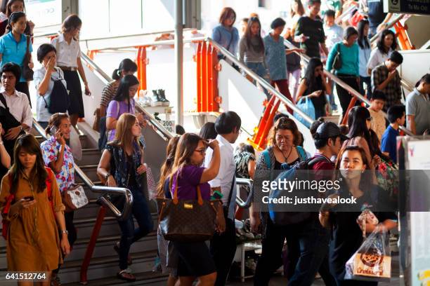 pendolari che scendeno da gradini nella stazione bts - menschengruppe foto e immagini stock
