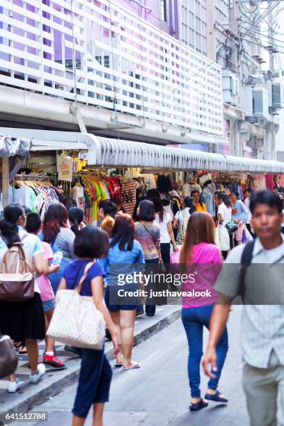shopping thai people - menschengruppe stock pictures, royalty-free photos & images