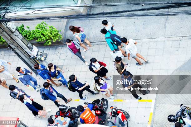 luchtfoto van het lopen jonge thai - gehweg stockfoto's en -beelden