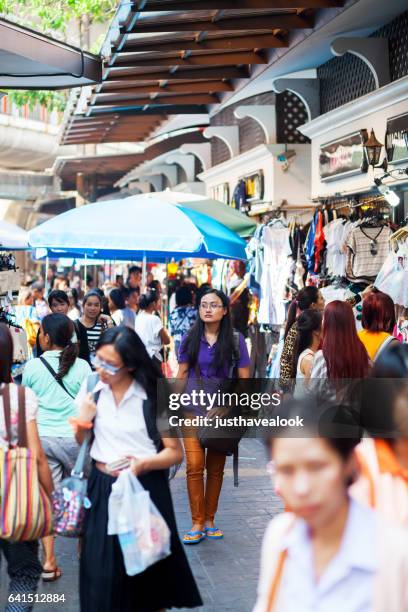thaise vrouwen en mode winkels in victory monument - gehweg stockfoto's en -beelden