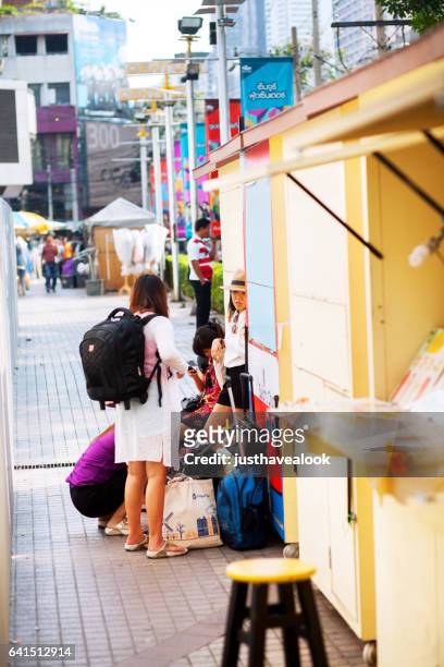 donne tailandesi itineranti sul marciapiede - nur frauen foto e immagini stock