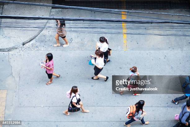 scatto aereo di donne tailandesi che camminano - menschengruppe foto e immagini stock