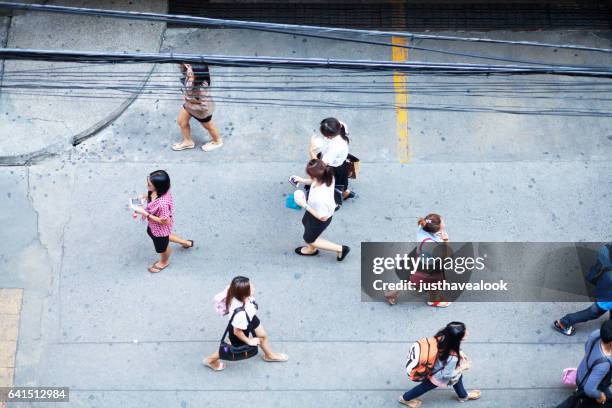 luchtfoto van thaise vrouwen wandelen - gehweg stockfoto's en -beelden