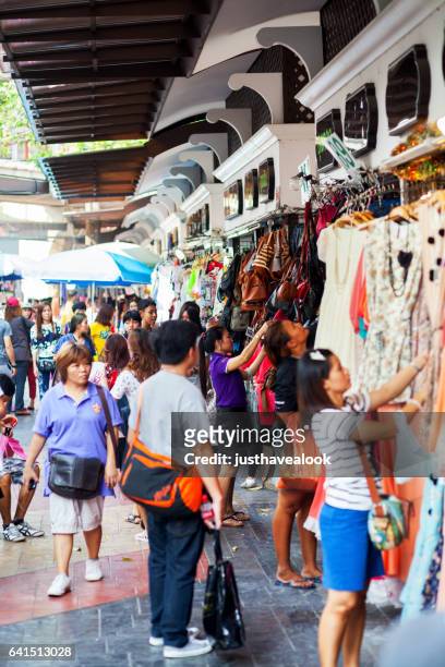 escena de compras de moda en bangkok - große personengruppe fotografías e imágenes de stock