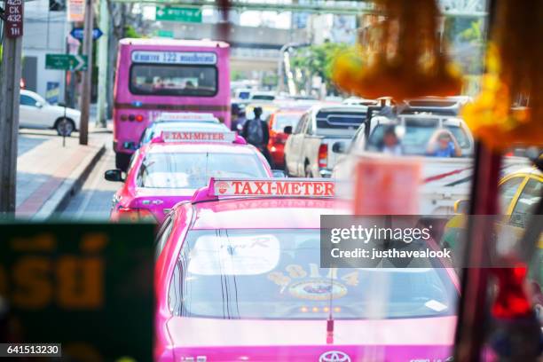 queued traffic jam in bangkok - verkehrswesen stock pictures, royalty-free photos & images