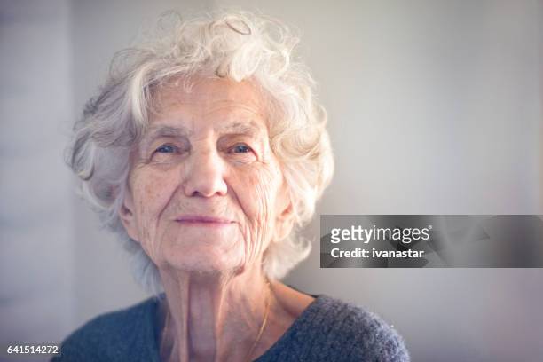 高級婦女帶溫和的微笑 - dementia 個照片及圖片檔