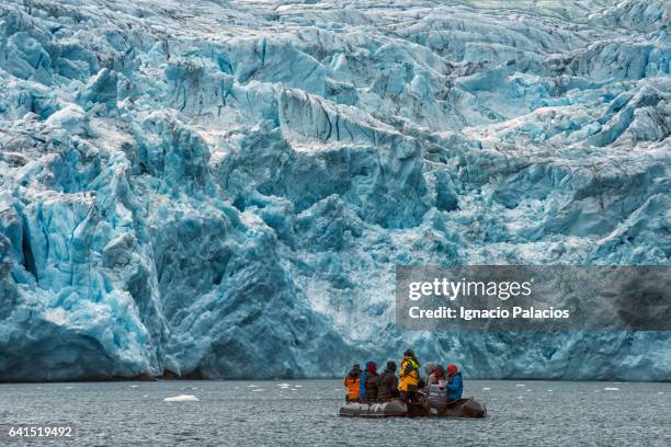 zodiac and glacier at king haakon bay - insel south georgia island stock-fotos und bilder