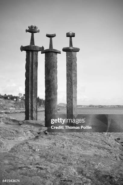 hafrsfjord swords monument - image en noir et blanc stock pictures, royalty-free photos & images