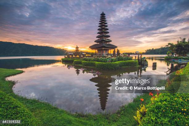 pura ulun danu bratan water temple. bali. - internationaal monument stockfoto's en -beelden