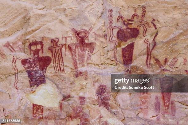 barrier canyon style pictographs, sego canyon near thompson springs, utah - the shamen stock-fotos und bilder