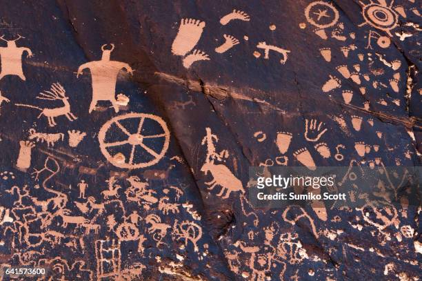 ancient petroglyphs at newspaper rock state historic monument, ut - cave art stockfoto's en -beelden