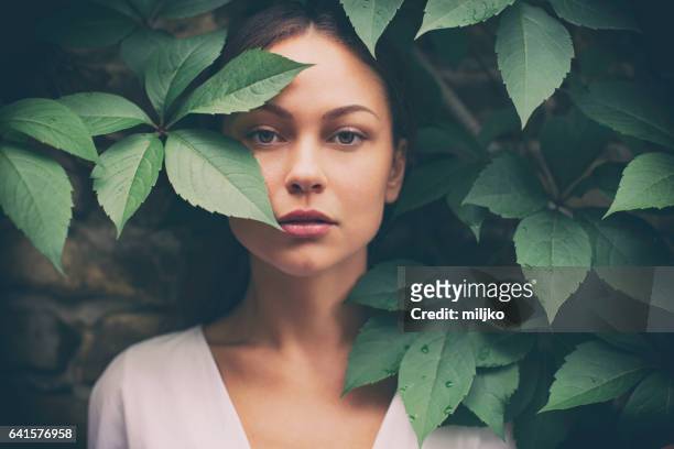 portrait der schönen frau ungeschminkt - single leaf stock-fotos und bilder