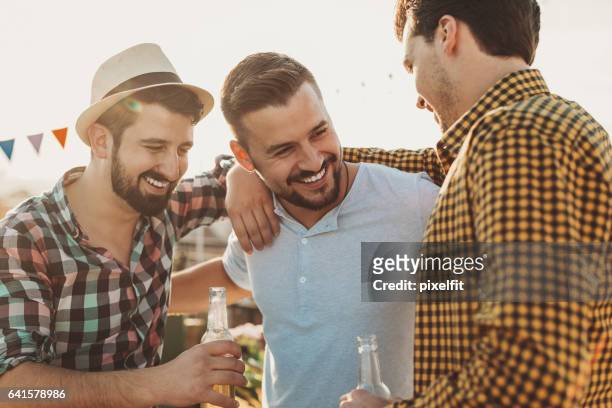 男孩在啤酒聊天 - 男性告別單身派對 個照片及圖片檔