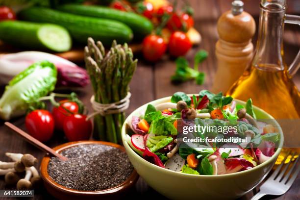 preparación ensalada saludable con semillas de chia en la rústica mesa de madera - southern europe fotografías e imágenes de stock