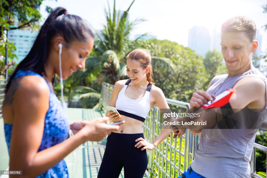 Personas hacer ejercicio y correr en las calles de la ciudad y parque público