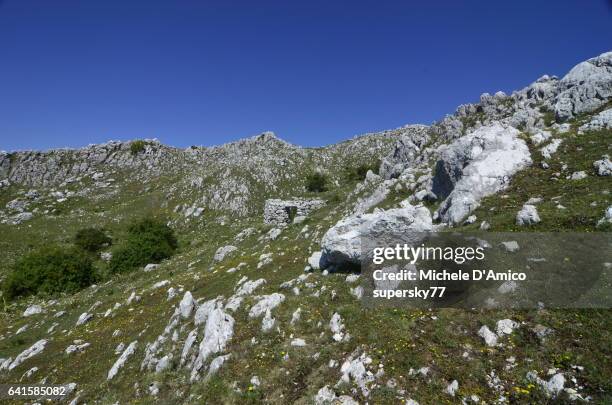 karst landscape on the appennines - supersky77 2014 foto e immagini stock