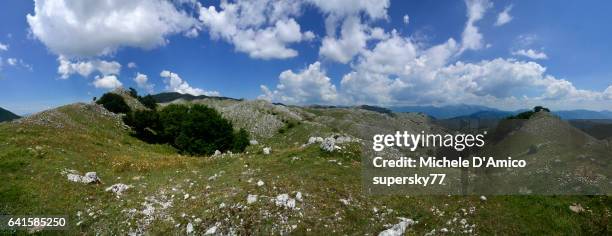 karst landscape on the appennines - supersky77 2014 foto e immagini stock