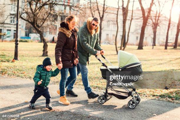 happy family in het park - lollipop man stockfoto's en -beelden