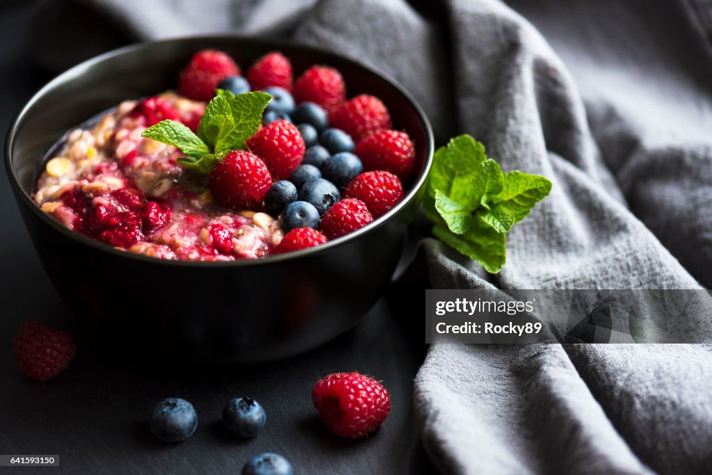 Gesunde Bio Brei mit Beeren garniert