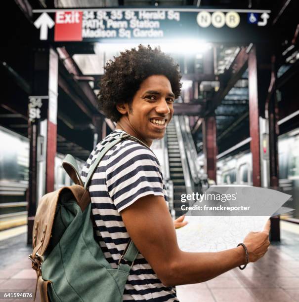 mannen vandring i new york city tunnelbanestation - looking at subway map bildbanksfoton och bilder