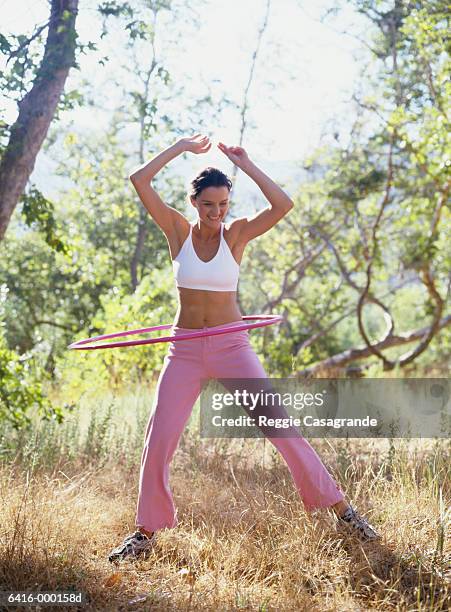 woman using hula hoop - jogar ao arco imagens e fotografias de stock