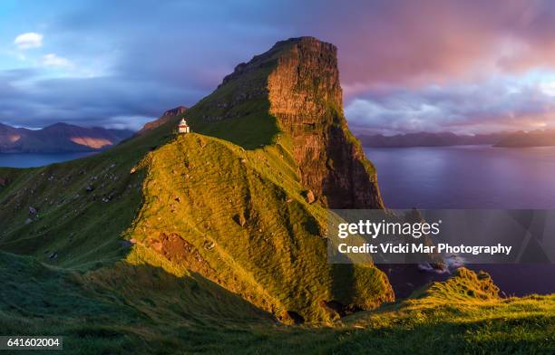 sunset at the edge of the world | kalsoy, faroe islands - faroe islands bildbanksfoton och bilder