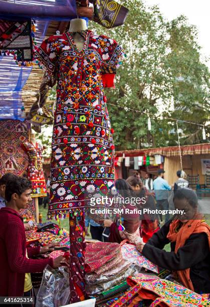 a man selling sindhi handicrafts - sindhi culture stockfoto's en -beelden