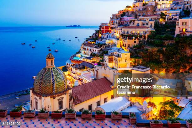 positano, amalfi coast, campania, sorrento, italy. view of the town and the seaside in a summer sunset - sorrento italy photos et images de collection