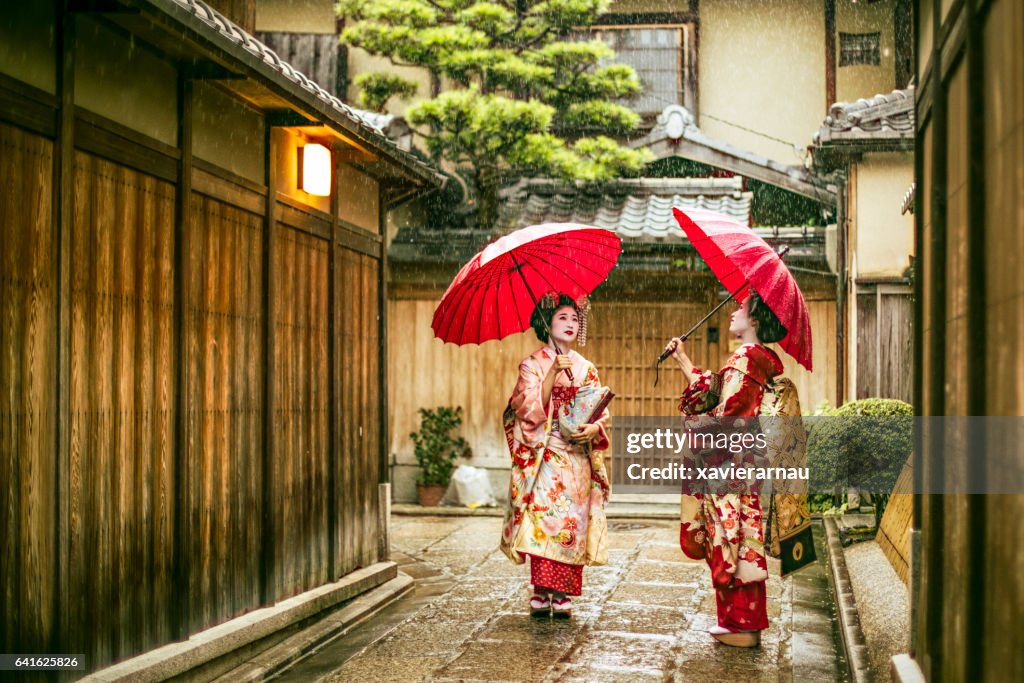 梅雨の時期に赤い傘を持つ舞妓さん