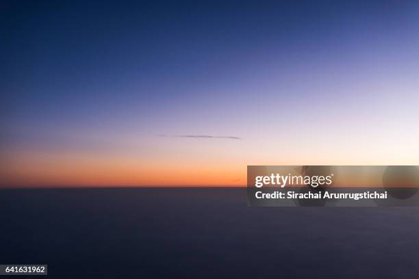 aerial scenery of skyline at twilight - horizonte sobre tierra fotografías e imágenes de stock