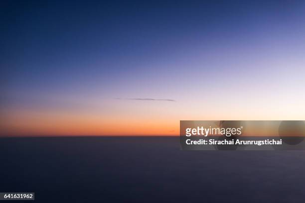 aerial scenery of skyline at twilight - horizon over land 個照片及圖片檔