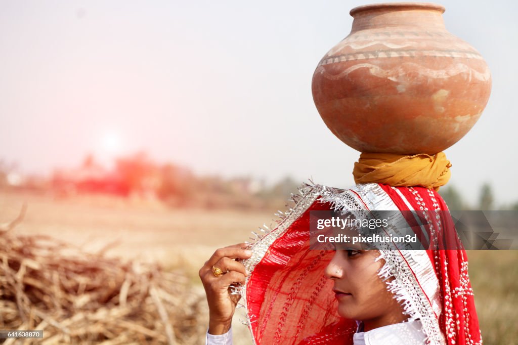 Vrouwen die water pot portret buiten