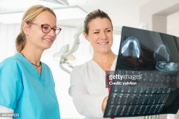 歯科医とアシスタント - デンタルダム ストックフォトと画像