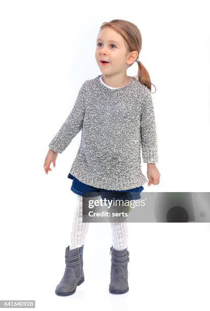bambina cercando - guardare in su foto e immagini stock