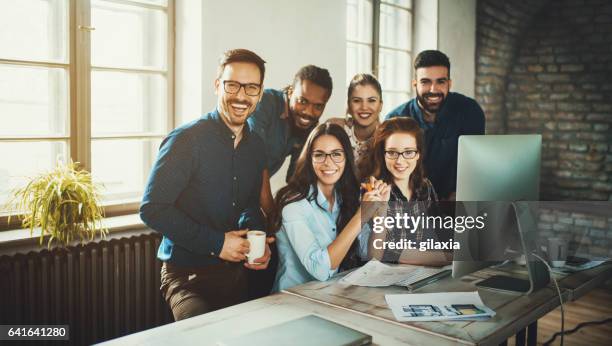 grafisch ontwerpers in hun studio. - grafisch ontwerpbureau stockfoto's en -beelden