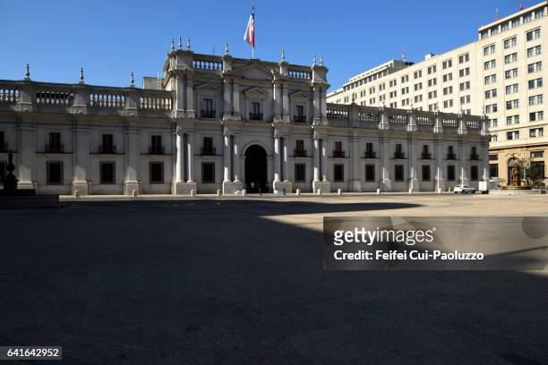 la moneda palace of santiago in chile - plaza de la moneda stockfoto's en -beelden