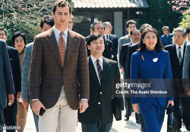 Crown Prince Felipe of Spain visits Kotokuin Temple with Crown Prince Naruhito and Crown Princess Masako on March 26, 1998 in Kanakura, Kanagawa,...