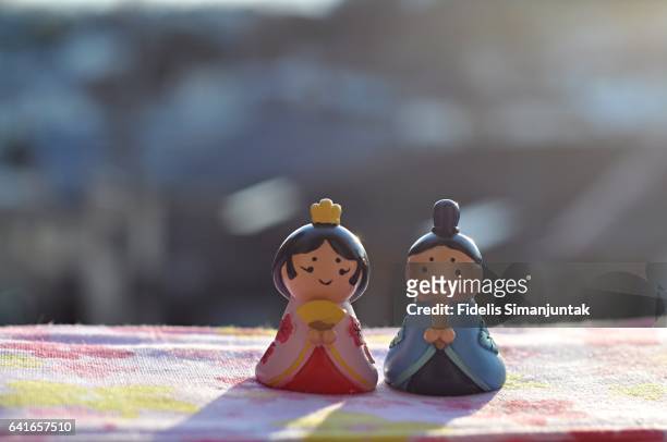 japanese hinamatsuri emperor and empress doll under the sunlight - girls day stockfoto's en -beelden