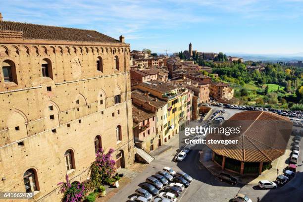 piazza del mercato above, siena, italië - marktplein stockfoto's en -beelden
