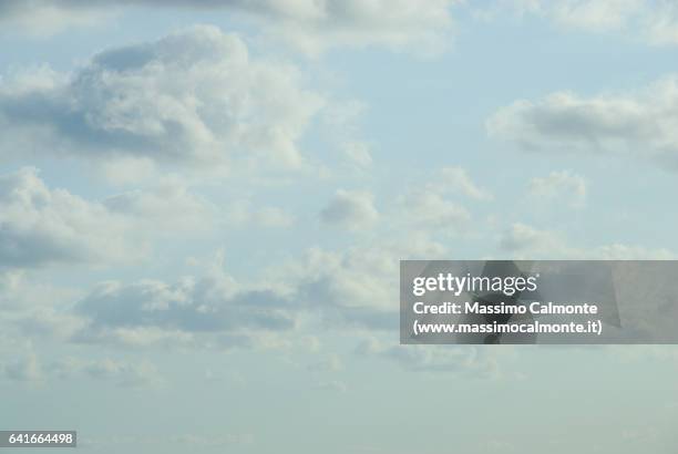 cloudy light blue sky - nublado fotografías e imágenes de stock