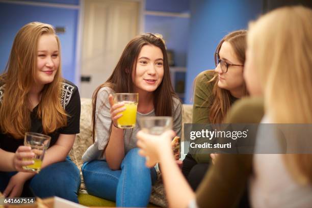 gossip nacht - avond thuis stockfoto's en -beelden