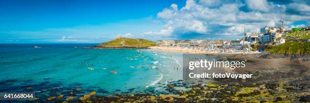 surfistas y bañistas en playa st ives panorama cornwall - st ives fotografías e imágenes de stock