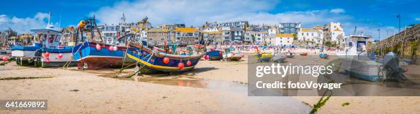 cornwall st ives fishing boats and tourists beach harbour panorama - cornwall england imagens e fotografias de stock