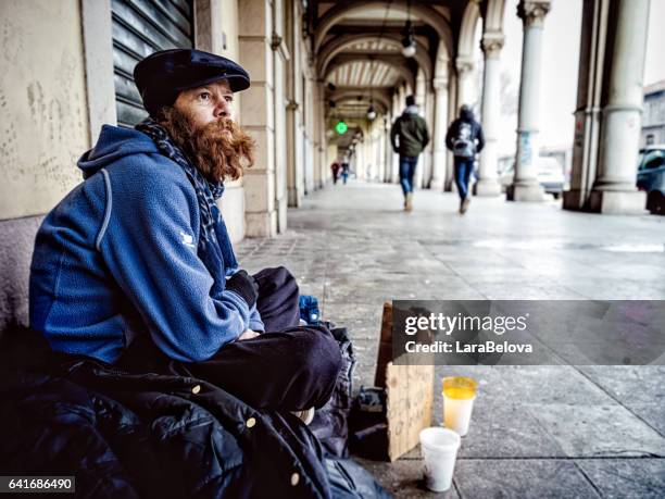 real hogar mediados de hombre - homeless fotografías e imágenes de stock