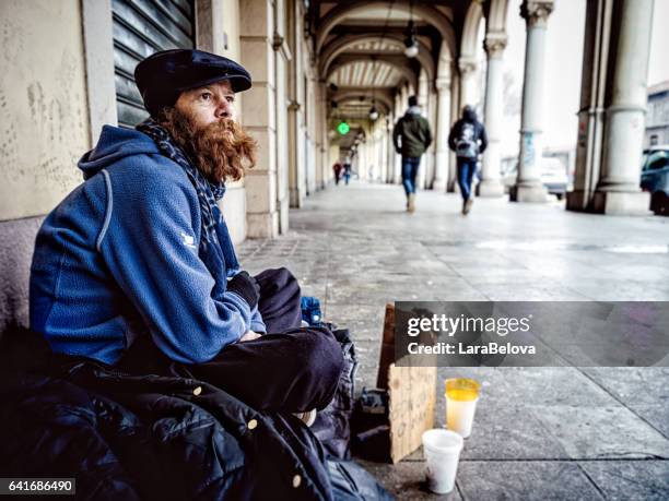 vero senzatetto uomo di mezza età - povertà foto e immagini stock