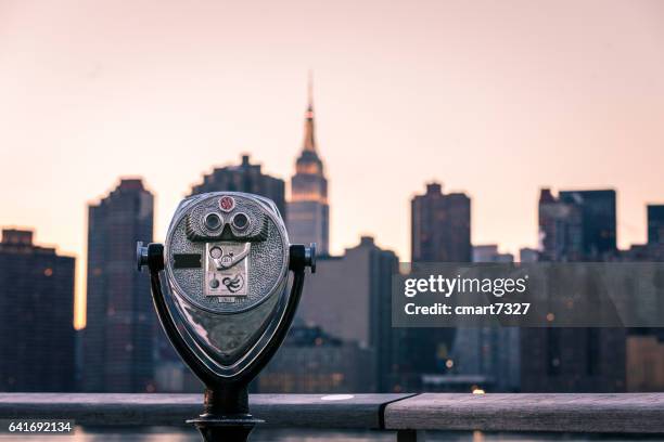 vista a la ciudad de nueva york - moneda de veinticinco céntimos fotografías e imágenes de stock