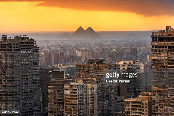 paisaje de el cairo - pirámide estructura de edificio fotografías e imágenes de stock