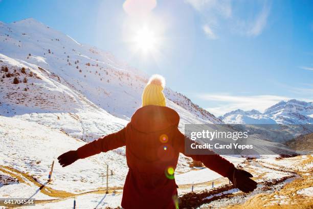 young teen enjoying snow.rer  view - personas en movimiento photos et images de collection